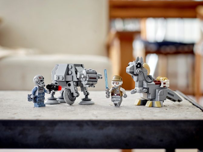 AT-AT™ vs. Tauntaun™ Microfighters