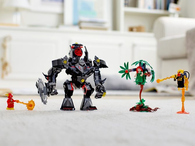 Batman™ Mech vs. Poison Ivy™ Mech